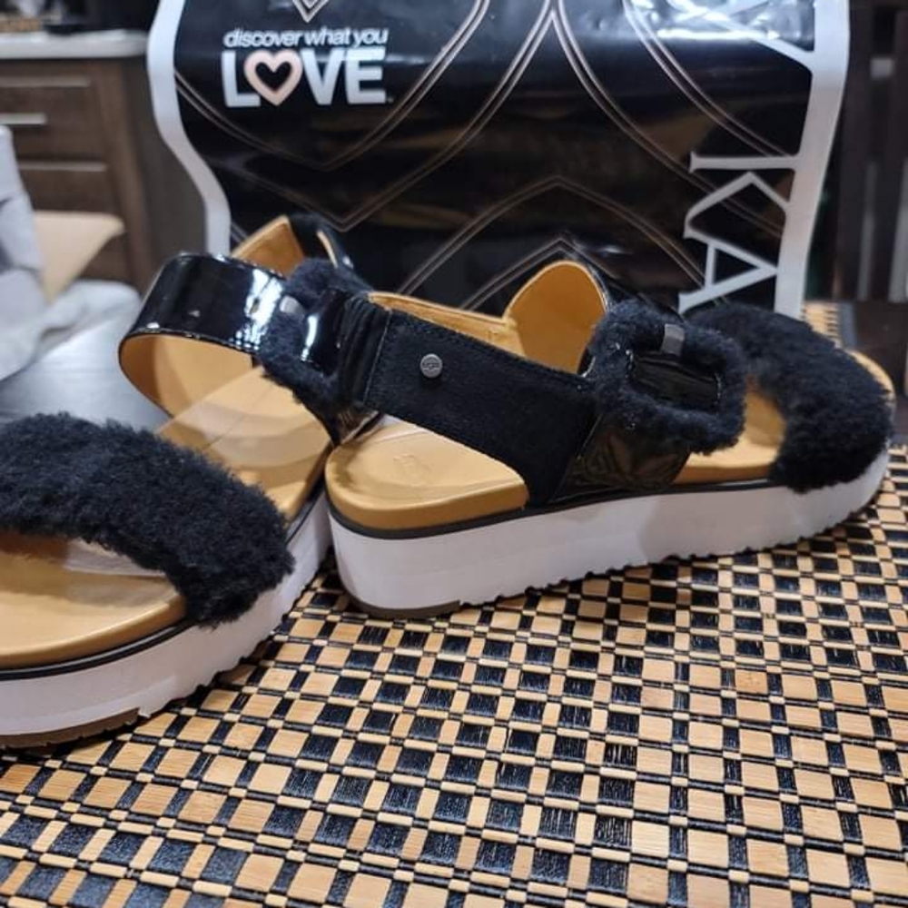 UGG slingback Le Fluff Sandals 8.5